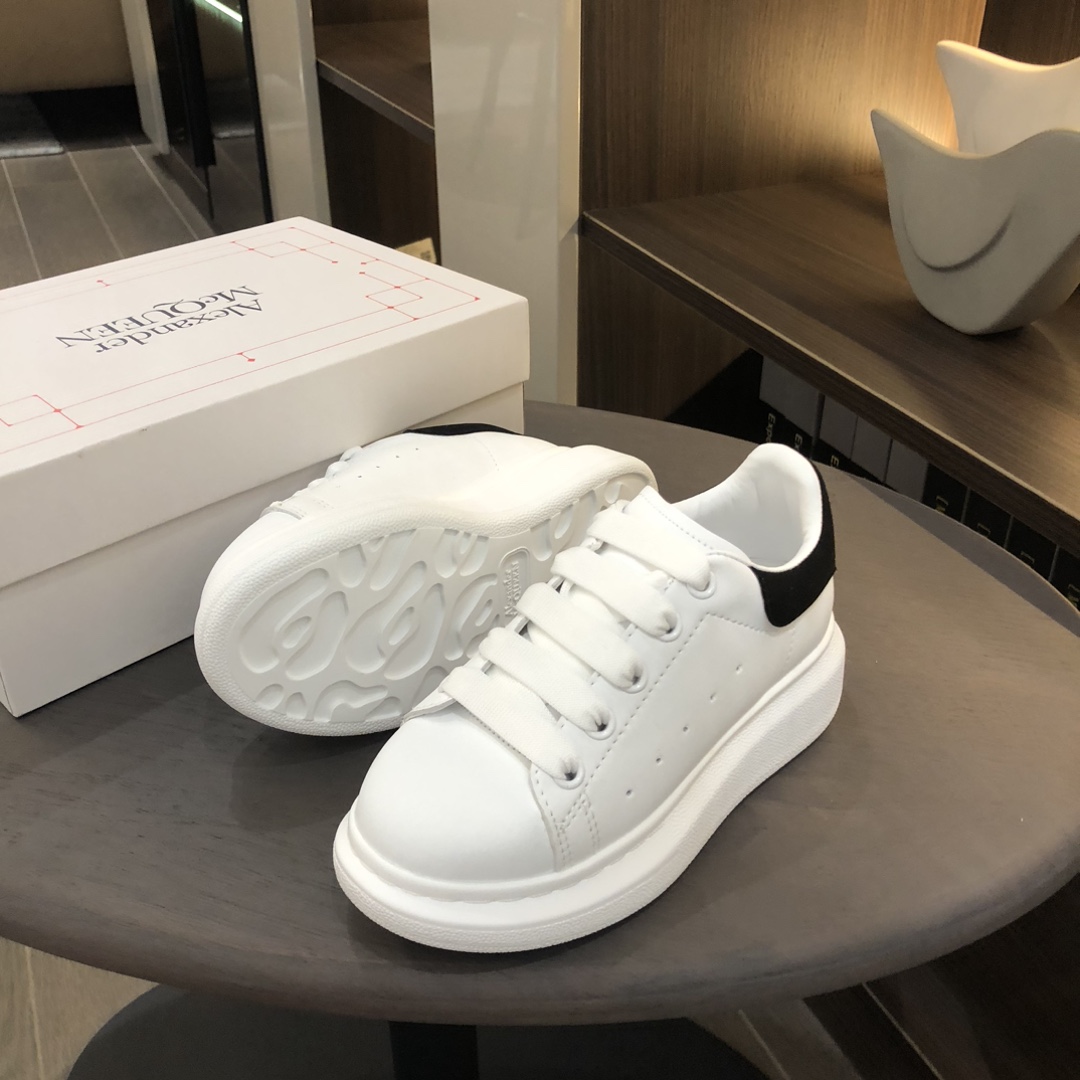 Children's shoes child